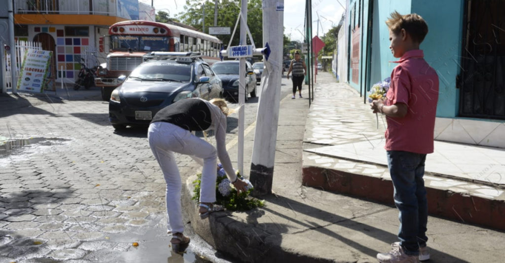 Familiares de Hammer García colocan flores en su cruz, luego de salir de la misa. LA PRENSA/JADER FLORES