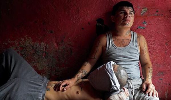 «Es más fácil matar a una persona que amar a un hombre»: Imperdonable, el poderoso documental sobre un pandillero homosexual en El Salvador