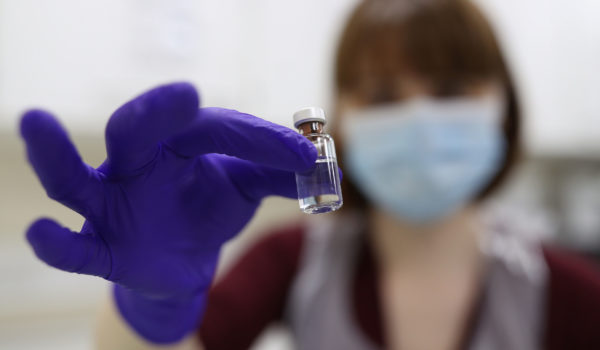Consejeros de la FDA recomiendan autorizar la vacuna de Pfizer en Estados Unidos