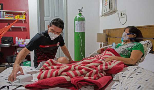 La historia del doctor que atiende en casa a su madre con Covid-19 por la saturación de los hospitales en Brasil