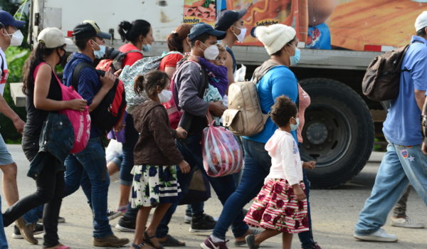 Al menos 3,000 hondureños parten hacia Estados Unidos en una nueva caravana migrante