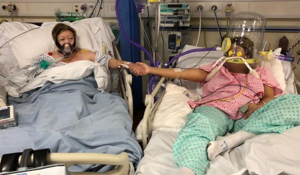 La foto de una hija y su madre antes de morir por covid-19 (y por qué la hija decidió difundirla)