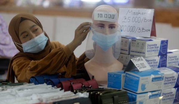Vacuna contra el coronavirus: la inusual estrategia del país que está vacunando primero a los jóvenes y no a los ancianos contra la covid-19