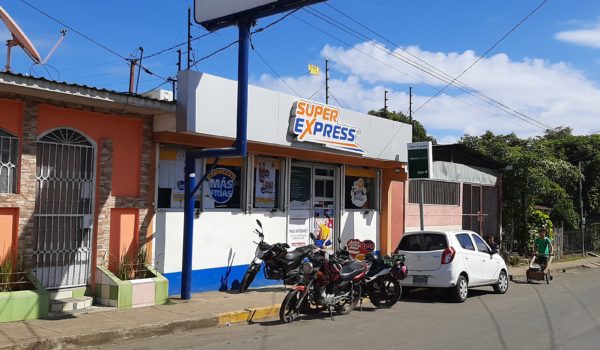 Dos ladrones robaron la noche del miércoles en una tienda de conveniencia en Lomas de Guadalupe, Distrito Siete de Managua. La Prensa/ Ernesto García