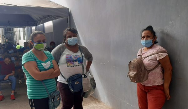 Familiares de Pablo Jarquin Mena y Héctor Luis Gutiérrez esperan noticias de sus familiares en las afueras del hospital Lenin Fonseca. La Prensa/ Ernesto García.