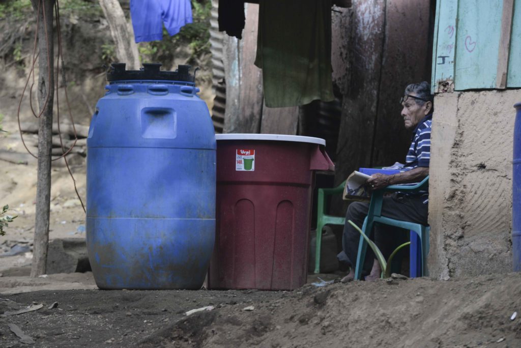 En algunos barrios de la capital los pobladores reciben agua de una pipa pero su uso es estrictamente para bañarse y lavar. LAPRENSA/R.FONSECA
