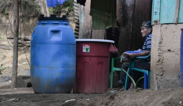 En algunos barrios de la capital los pobladores reciben agua de una pipa pero su uso es estrictamente para bañarse y lavar. LAPRENSA/R.FONSECA