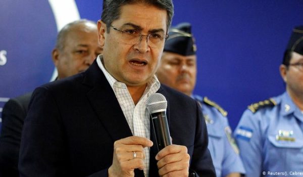 Presidente de Honduras niega ser amigo de narcos