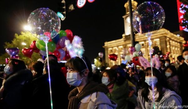 Multitudes celebran el Año Nuevo en las calles de Wuhan