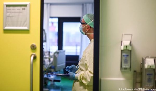 Líderes alemanes urgen extender las restricciones anticoronavirus