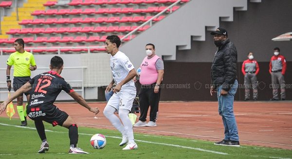 La titularidad del mejor futbolista nicaragüense en la liga tica corre peligro