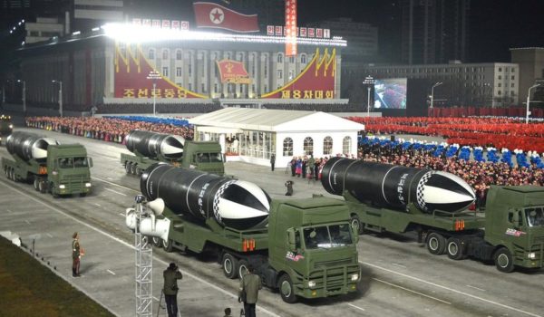 Corea del Norte exhibe un misil que describe como «el arma más poderosa del mundo»