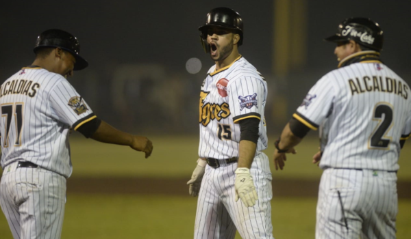 El héroe chinandegano sale desde el banquillo y le pone fin al drama del tercer juego de la Serie Final
