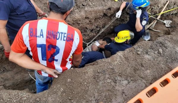 Jimmy Tórrez Gutiérrez, de 18 años murió soterrado la tarde del miércoles al caer en una zanja en Jinotega. La Prensa/ Cortesía.