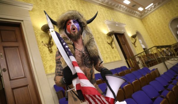 Asalto al Capitolio: el «chamán» de las teorías conspiratorias de QAnon, acusado por los incidentes