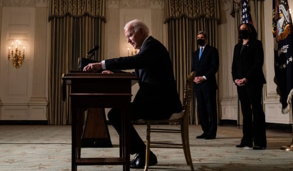 La avalancha sin precedentes de decretos de Biden en 10 días como presidente de EE.UU. (y por qué genera polémica)