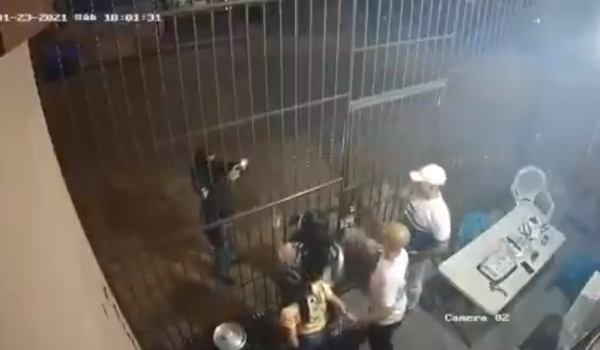 Momento en que sujeto con el rostro cubierto, toma fotografías y amenaza.