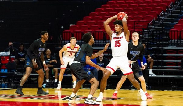 El coach de baloncesto que vaticina a un nicaragüense como el novato del año en la NCAA
