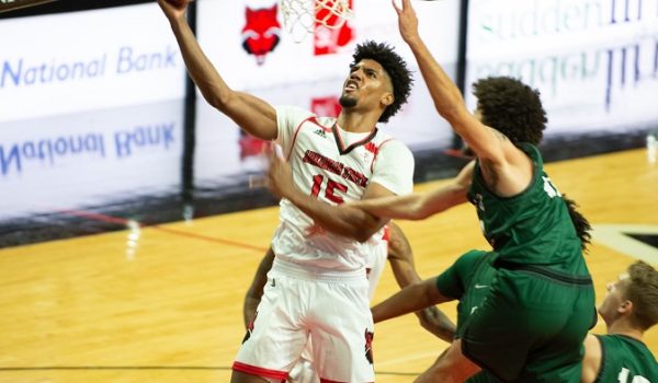 Norchad Omier, el único jugador de primer año entre el top defensivo de la NCAA