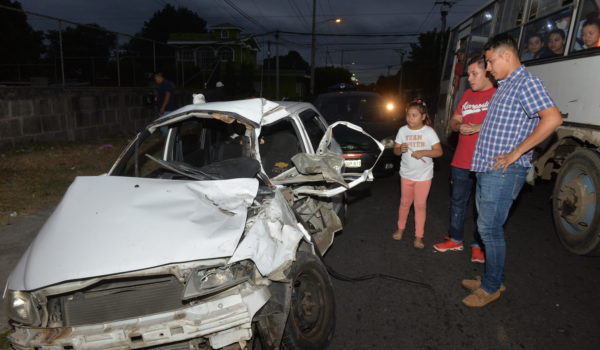 Joven queda entre la vida y la muerte, al impactar su carro con parte trasera de bus
