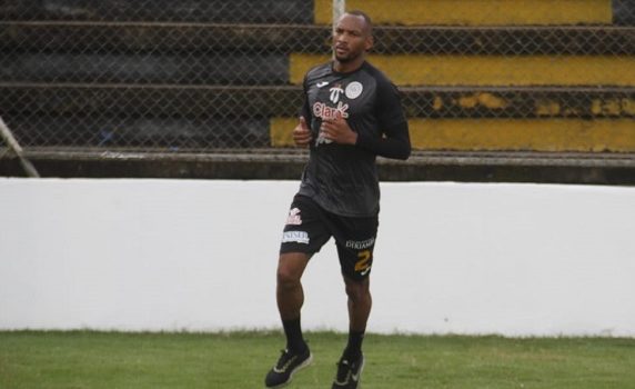 El jugador que evitó las drogas y delincuencia se convirtió en el máximo goleador brasileño en Nicaragua