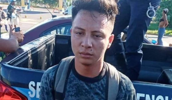 Beteta al momento de ser detenido de manera violenta por varios policías.