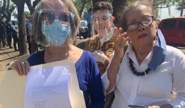 Policía Orteguista asedia a mujeres del movimiento «pico rojo» en la Corte Suprema de Justicia