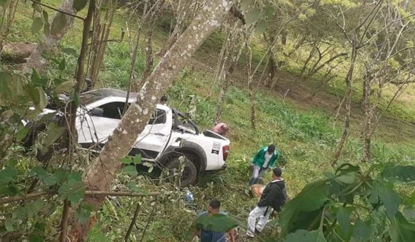 Vuelco de una camioneta conducida por el abogado Manuel Urbina Lara, deja una persona fallecida
