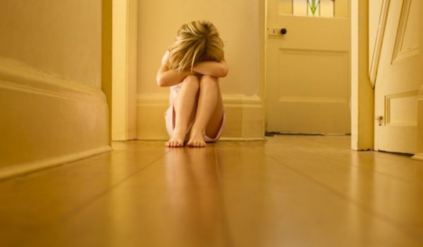 Las miles de denuncias de incesto en Francia impulsadas por la investigación en contra de un prestigioso intelectual