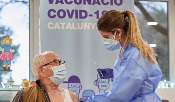 Vacunas contra la covid-19: la escalada de tensión entre la UE y Reino Unido por los problemas de distribución de las dosis prometidas