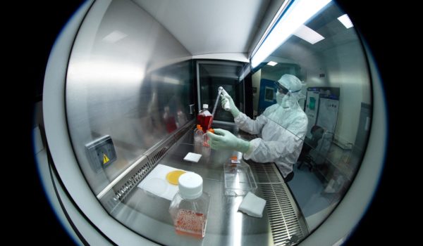 Francesa Sanofi producirá vacuna contra el Covid-19 de su competidor Johnson & Johnson