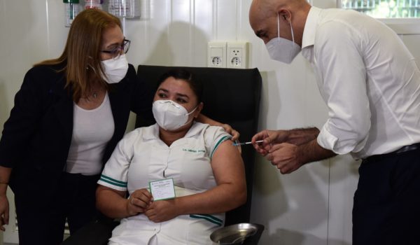 Paraguay vacuna al personal de salud con la Sputnik V