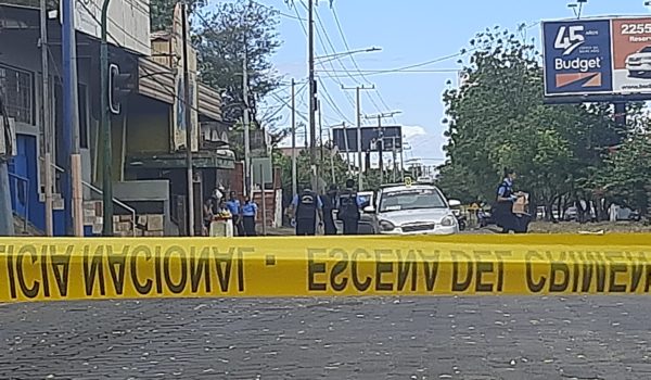 La Policía acordnó el sitio donde fue baleado el taxista Kelvin Martínez Morales. LA PRENSA/Ernesto García.