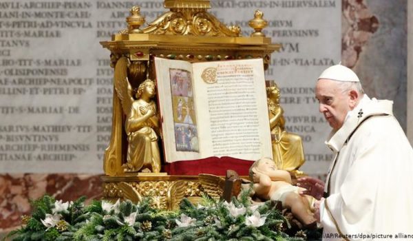 Papa Francisco recibe la segunda dosis de la vacuna de Pfizer