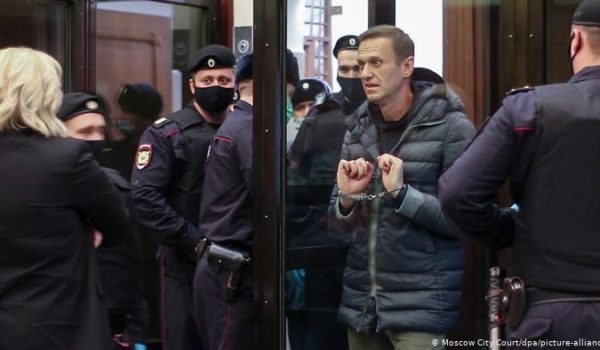 Navalny es condenado a tres años y medio de cárcel