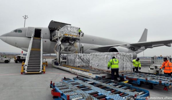 Hungría recibe primer cargamento de la vacuna china Sinopharm