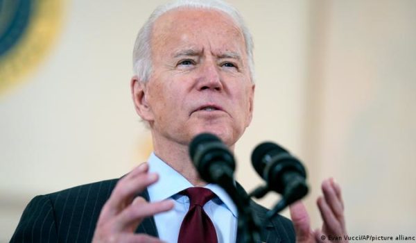 Biden revoca medida que veta ingreso a migrantes por riesgo laboral