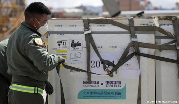 Vacuna china llega a Bolivia en medio de huelga de médicos