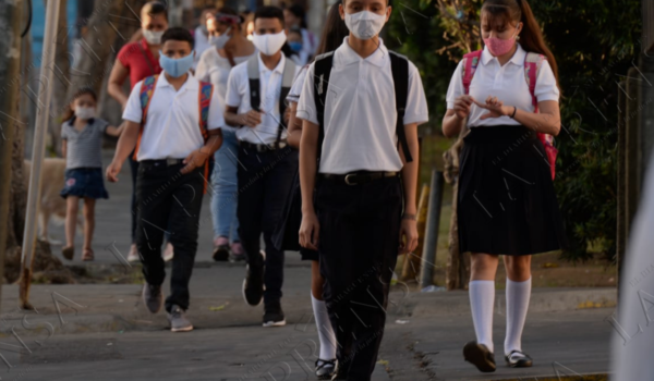 Estudiantes deben andar mascarilla