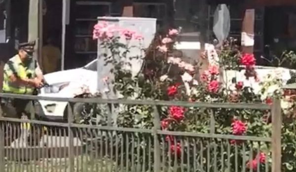Panguipulli: incendian edificios municipales en localidad del sur de Chile tras la muerte de un malabarista callejero por disparos de la policía
