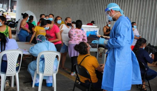 El personal de salud panameña realiza pruebas de hisopado a migrantes nicaragüenses que se mantienen esperando aprobación para su salida humanitaria. LA PRENSA / MIGRACIÓN PANAMÁ