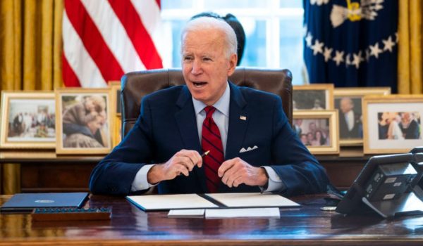 5 controvertidas políticas de Trump que han sobrevivido la arremetida de Biden contra el legado del expresidente