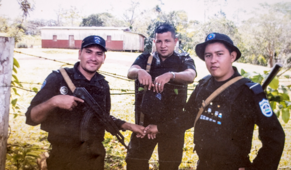 "La mayoría de policías ejecutados eran los que habían metido la baja. La mayoría de policías que están muertos ellos mismos los ejecutaron", Julio Espinoza Gallego (izquierda) habló con DOMINGO.