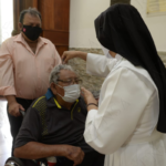Ancianos son acompañados por adultos, ambos portan mascarillas. LA PRENSA / J. FLORES
