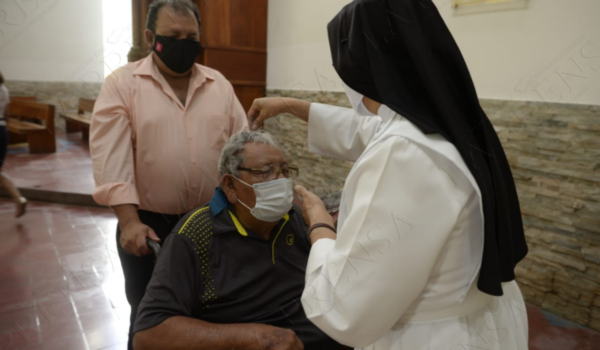 Ancianos son acompañados por adultos, ambos portan mascarillas. LA PRENSA / J. FLORES