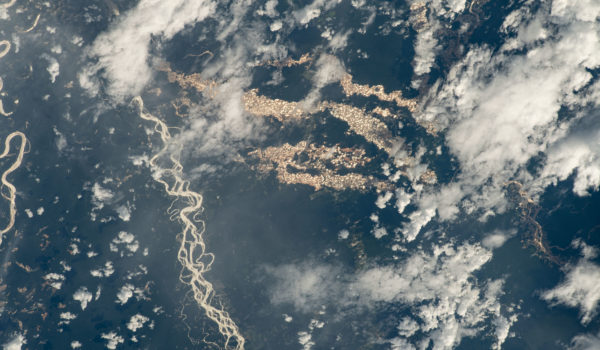 «Ríos de oro» en Perú: las imágenes de la NASA que revelan el alcance de la minería ilegal en la Amazonía