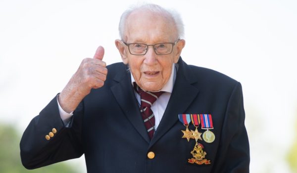 Muere Tom Moore, el veterano de 100 años que recaudó millones para luchar contra la covid-19, tras haberse contagiado con el virus
