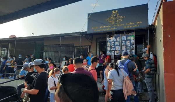 Nicaragüenses asistieron a un laboratorio privado en Panamá a realizarse la prueba de Covid-19, con la esperanza de salir rumbo a Nicaragua, este miércoles por la tarde a través de viajes humanitarios. LA PRENSA / CORTESÍA
