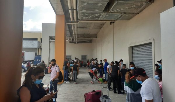 Nicas que estaban varados en Panamá se reúnen para salir rumbo a Nicaragua. LA PRENSA / CORTESÍA