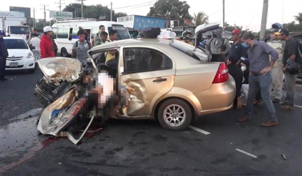 El conductor del carro donde viajaba el matrimonio y el suegro quedó prensado en el automotor. LA PRENSA/Cortesía